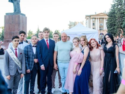 В Липецкой области отпраздновали выпускные: медали получили более тысячи выпускников