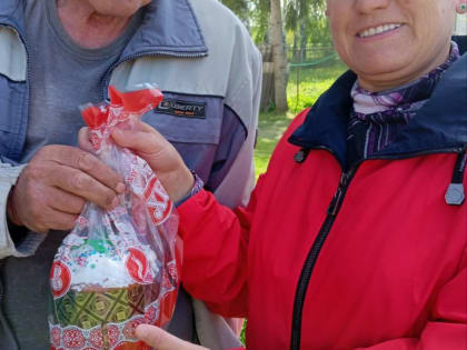 Чаплыгинские единороссы передали куличи пожилым людям