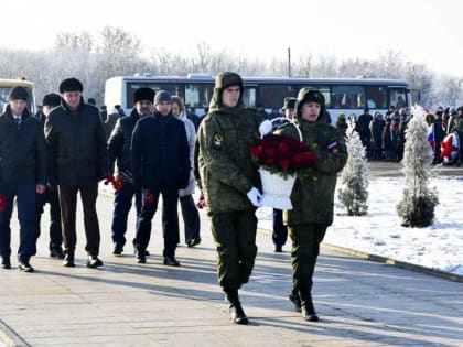 Памятный митинг в честь подвига Героя России Суламбека Осканова состоялся в Добринском районе