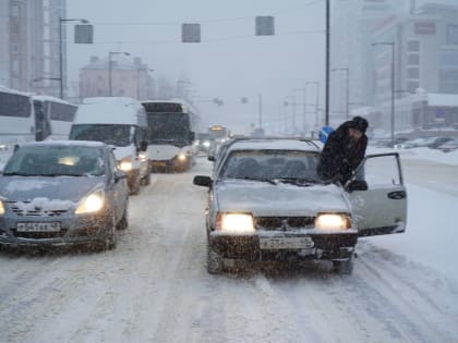 Спецтехника вышла на дороги Липецка из-за метели