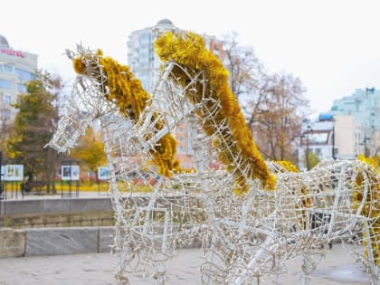 В Липецке монтируют световых лошадей и карету