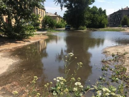 На Тракторном прорвало трубу