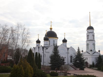В Великий Понедельник Глава Липецкой митрополии совершил Литургию в Свято-Тихоновском Преображенском женском монастыре