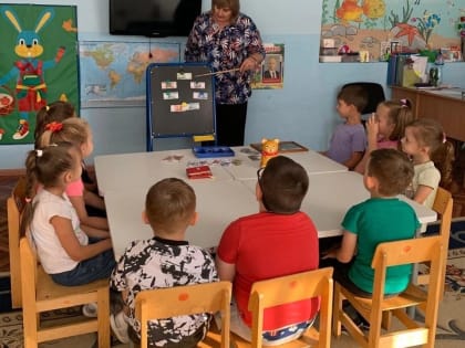 Дети изучают деньги и труд в учебном процессе