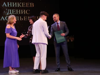 Борис Понаморев вручил золотые медали выпускникам лицея