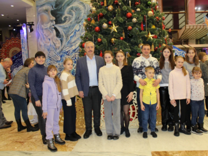 Александр Кремнев организовал для юных липчан поездку на Кремлевскую елку