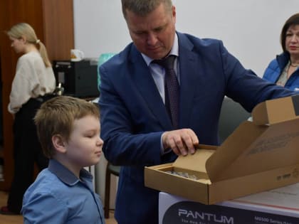 Дмитрий Аверов вручил компьютерную технику многодетной семье из Липецка