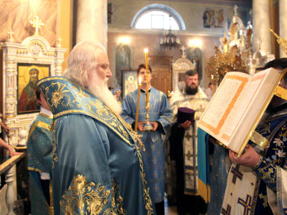 В праздник Казанской иконы Божией Матери правящий архиерей совершил Богослужения в Христо-Рождественском кафедральном соборе г. Липецка