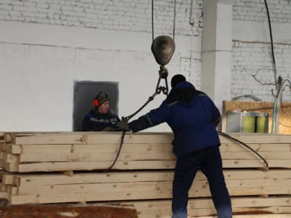 Липчане помогают формировать груз для бойцов СВО