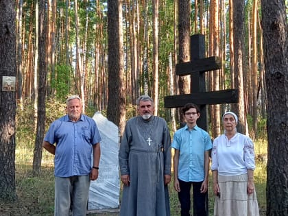 Представители Липецкой епархии посетили Мемориальный комплекс «Дубовка» под Воронежем