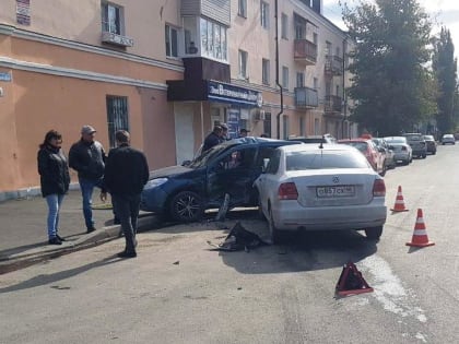 В Ельце на перекрестке столкнулись две иномарки