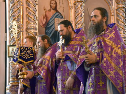 Епископ Усманский Евфимий совершил Богослужение в праздник Происхождения Древ Креста Господня