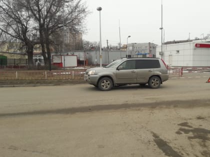 Ниссан Икс-Трейл сбил школьника на электросамокате в Липецке, подростка увезли в больницу