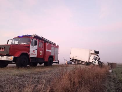 В столкновении грузовиков под Липецком погиб дальнобойщик