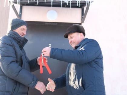 В Долгоруковском районе вручили ключи от новых домов для переселенцев из аварийного жилья
