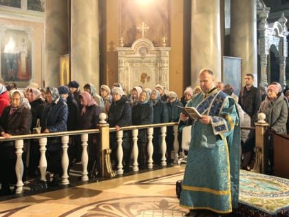В канун праздника Казанской иконы Божией Матери в кафедральном Христо-Рождественском соборе состоялось архиерейское Богослужение
