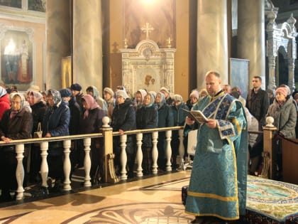 В канун праздника Казанской иконы Божией Матери в кафедральном Христо-Рождественском соборе состоялось архиерейское Богослужение