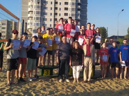 В Липецке школьные волейбольные команды сразились в турнире