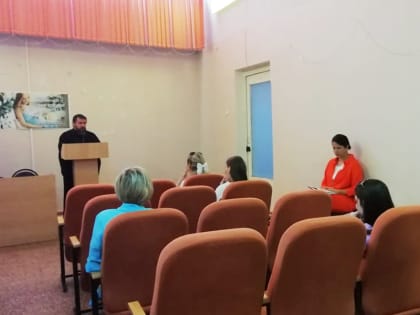 Священник провел в женской консультации №1 г. Липецка беседу о таинстве Крещения