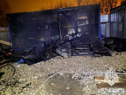 Горящую студию маникюра в Липецке тушили 5 отделений МЧС с автолестницей