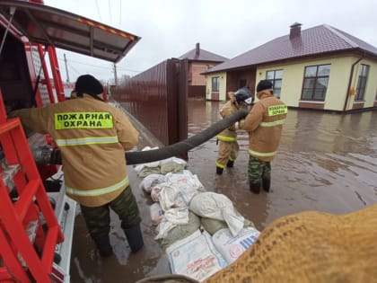 В Ситовке путь воде преграждают мешками с песком