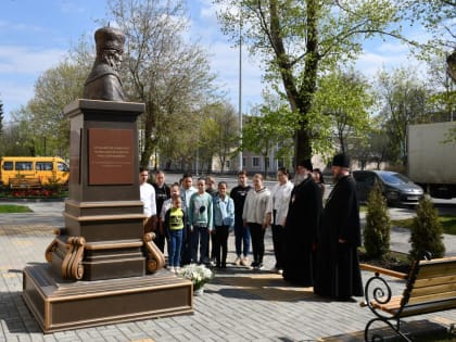 Владыка Максим возложил цветы к бюсту священномученика Сергия, архиепископа Елецкого