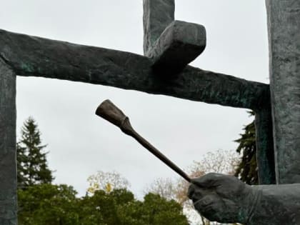 В Липецке к памятнику Виктору Сорокину приварили кисточку