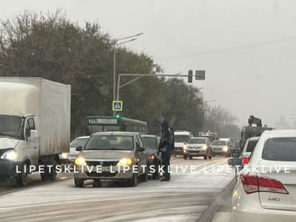 Липецкие дороги обрабатывают противогололедной смесью 