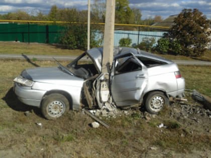 В Хлевенском районе водитель ВАЗа въехал в столб