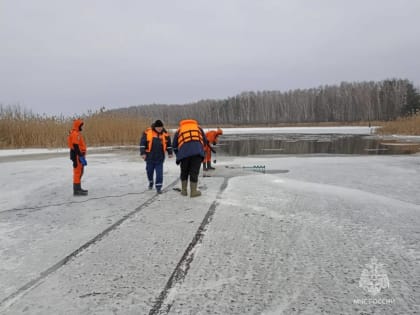 Спасатели достают провалившийся под лед автомобиль из Матырского водохранилища в Липецке