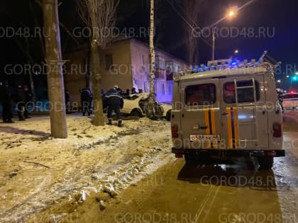 На Студеновской спасатели извлекают водителя из искореженного автомобиля