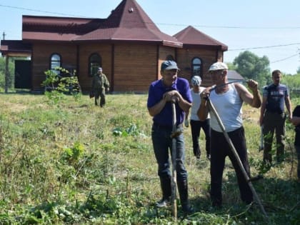 Единороссы Лев-Толстовского местного отделения организовали субботник в селе