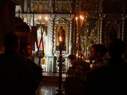 В канун престольного праздника епископ Максим совершил Всенощное бдение во Введенском храме города Ельца