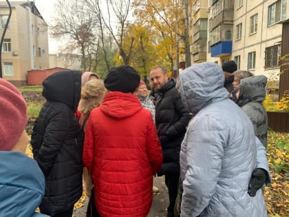 Депутат Борис Понаморев вместе с жителями проконтролировал ход работ на территории общественного пространства на округе