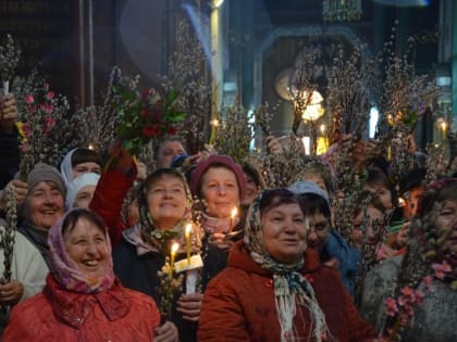 В канун праздника Входа Господня в Иерусалим епископ Максим совершил Всенощное бдение в Вознесенском соборе