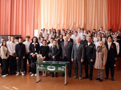 В Ельце открыли мемориальную доску и «Парту Героя» участнику СВО