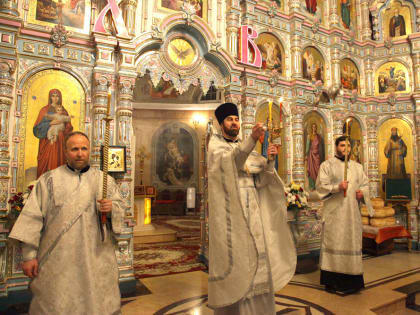 В Светлое Христово Воскресение Глава Липецкой митрополии возглавил совершение Пасхальных Богослужений в кафедральном соборе Липецка