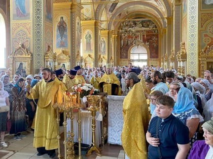 От храма Всех святых, в земле Российской просиявших, отправился крестный ход из Липецка в Задонск