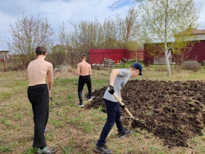 Волонтёры ГАПОУ ЕМК им.К.С.Константиновой продолжают оказывать помощь жителям нашего города