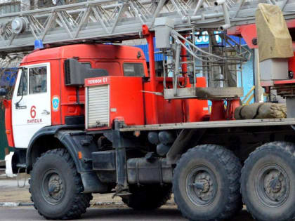 Пожар в 200 квадратов в заброшенном здании на Опытной в Липецке тушат 4 бригады