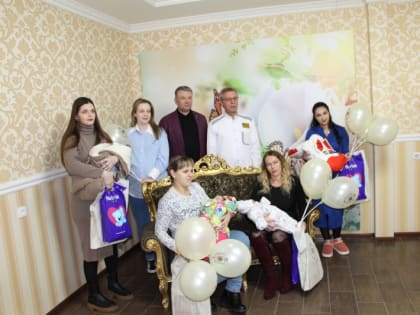 Малыши, родившиеся накануне 8 Марта, принимают поздравления