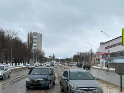 В Липецке в ДТП с Опелем и Рено пострадали четыре человека