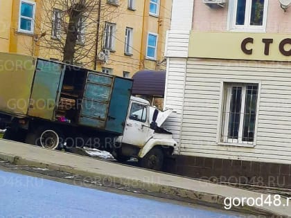 На Соколе хлебовозка врезалась в угол дома