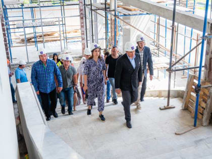 Игорь Артамонов проверил ход капремонта Театра Толстого