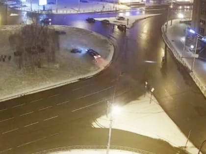 В центре Липецка автомобиль пронесся по клумбе (видео)