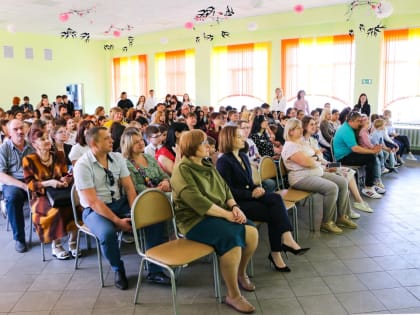 Депутат горсовета Екатерина Пинаева вручила награды лучшим ученикам
