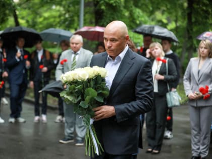 Губернатор региона возложил цветы к памятнику детям в Липецке