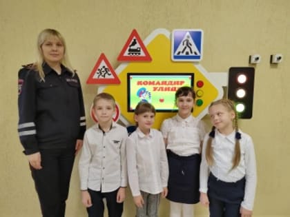 Сотрудники Госавтоинспекции проводят с детьми обучающие занятия