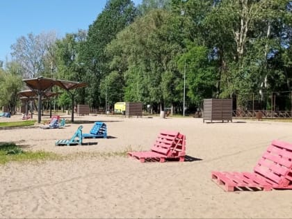 Выкрашенные в голубой и розовый цвета лежаки на Центральном пляже Липецка стали объектом шуток со стороны отдыхающих