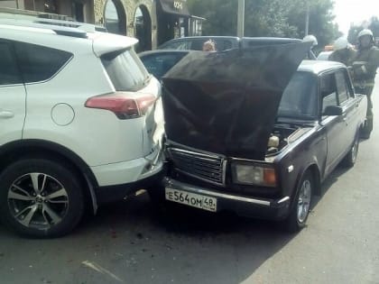 В Липецке "ВАЗ" въехал в три припаркованные машины